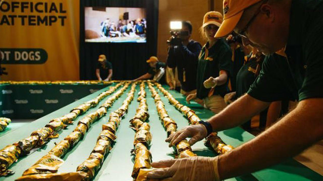 Récord Guiness con la línea de "hot dogs" más larga del mundo en Nueva York
