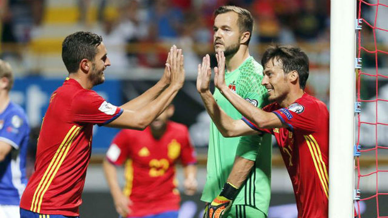 Koke y David Silva ante Lietchestein