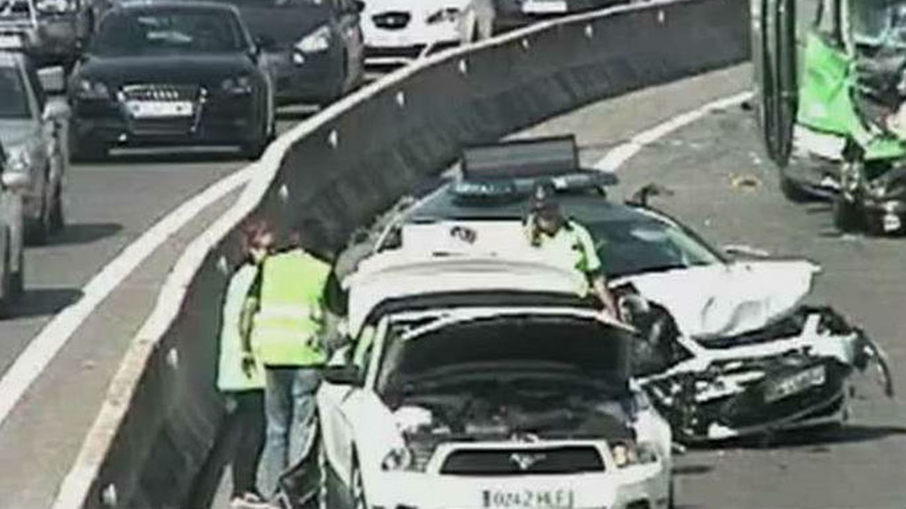 Quince heridos, todos leves, al impactar un autobús con dos coches en BUS-VAO