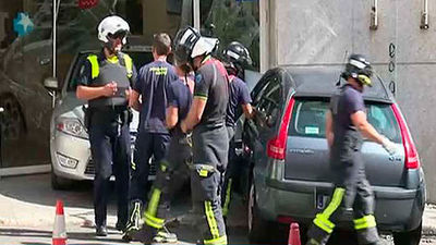 Dos coches se empotran en un centro de salud mental en Chamartín