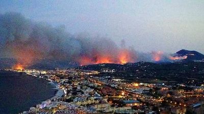 El incendio de Jávea se reaviva y quema varios chalets en La Granadella