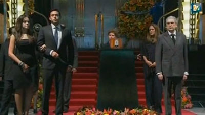 Miles de seguidores del cantautor mexicano Juan Gabriel dan su último adiós al artista