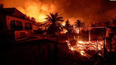El fuego arrasa la Granadella y obliga a desalojar a 1.400 personas en Xàbia y Benitatxell