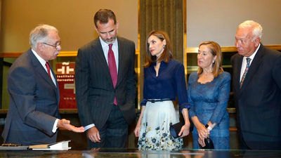 Los Reyes inauguran la exposición por el centenario del nacimiento de Cela