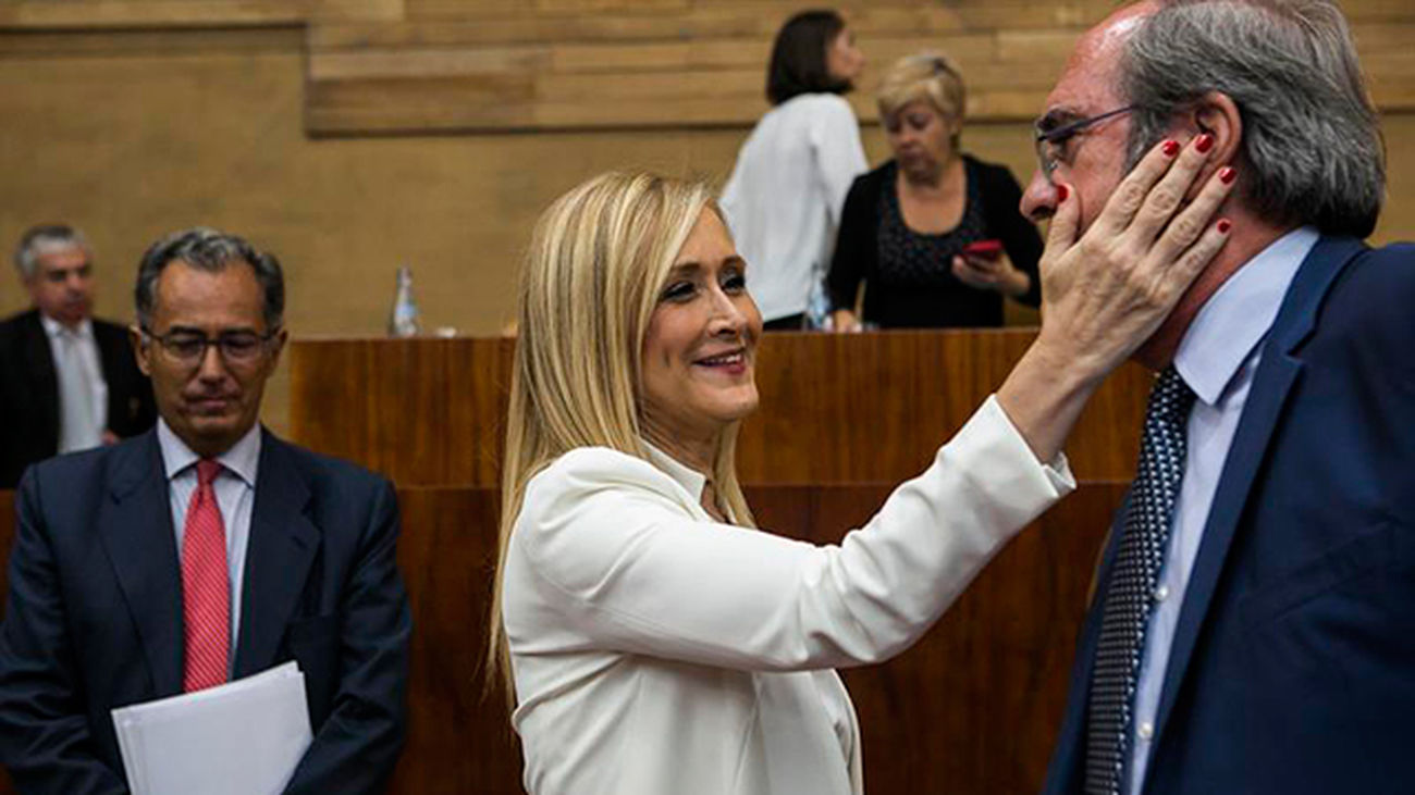 La Presidenta de la Comunidad de Madrid, Cristina Cifuentes, saluda al portavoz del PSOE, Ángel Gabilondo