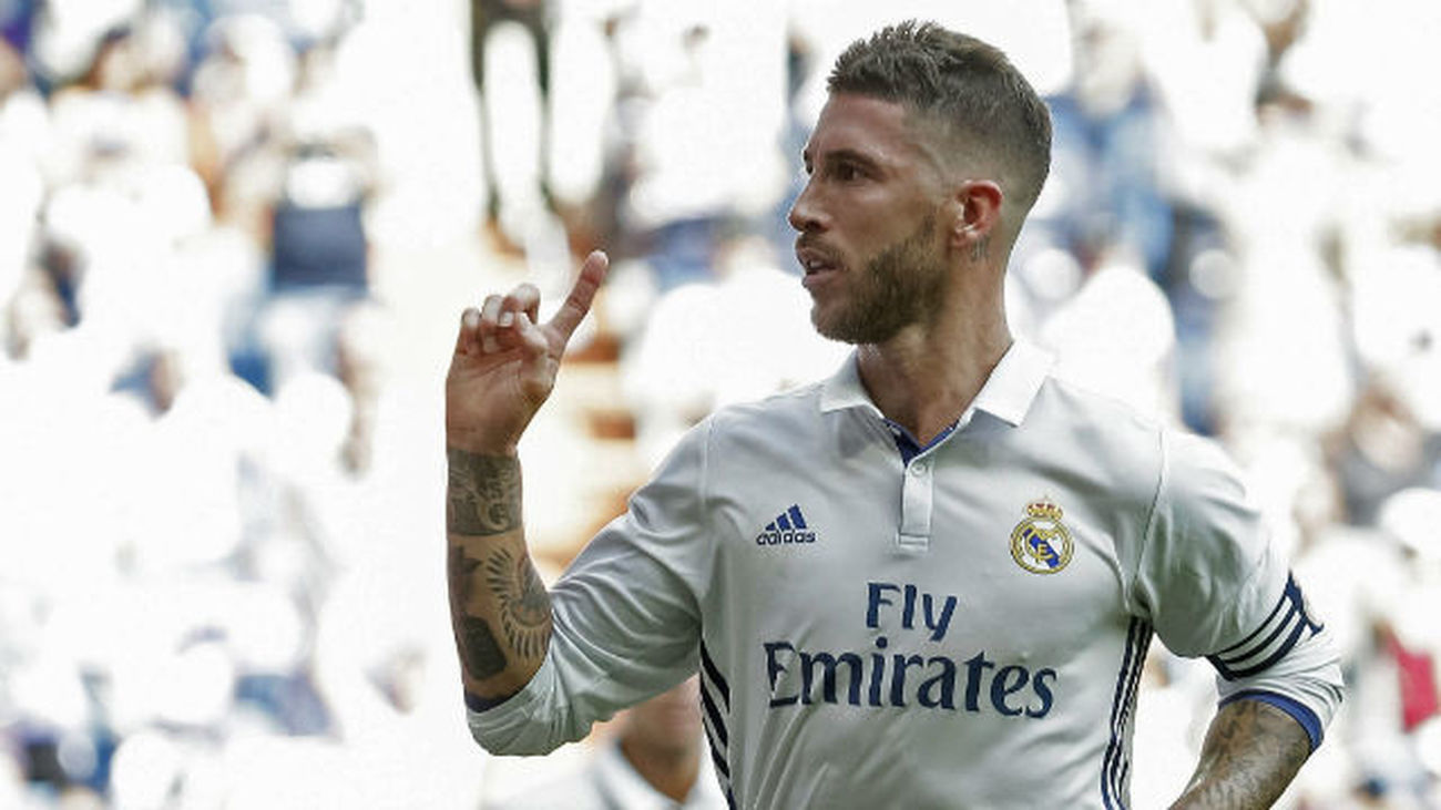 El defensa del Real Madrid Sergio Ramos celebra el gol marcado ante el Osasuna, el tercero del equipo