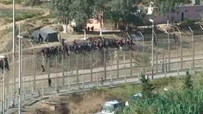 Unos 200 inmigrantes intentan asaltar a la carrera la frontera de Ceuta