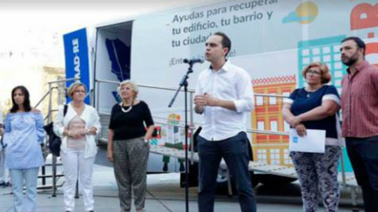 MAD-RE sale a la calle con una oficina móvil que informa de las ayudas de accesibilidad