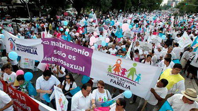 Miles de personas se manifiestan en México en contra de matrimonio homosexual