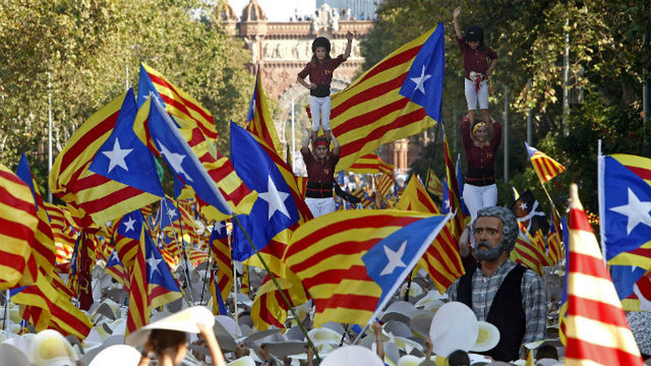 Miles de personas se manifiestan en Cataluña a favor de la independencia