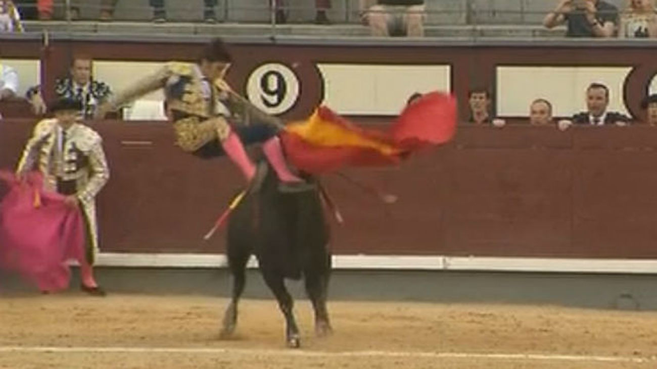 El matador Pérez Mota herido leve tras ser corneado en el muslo izquierdo al entrar a matar al toro