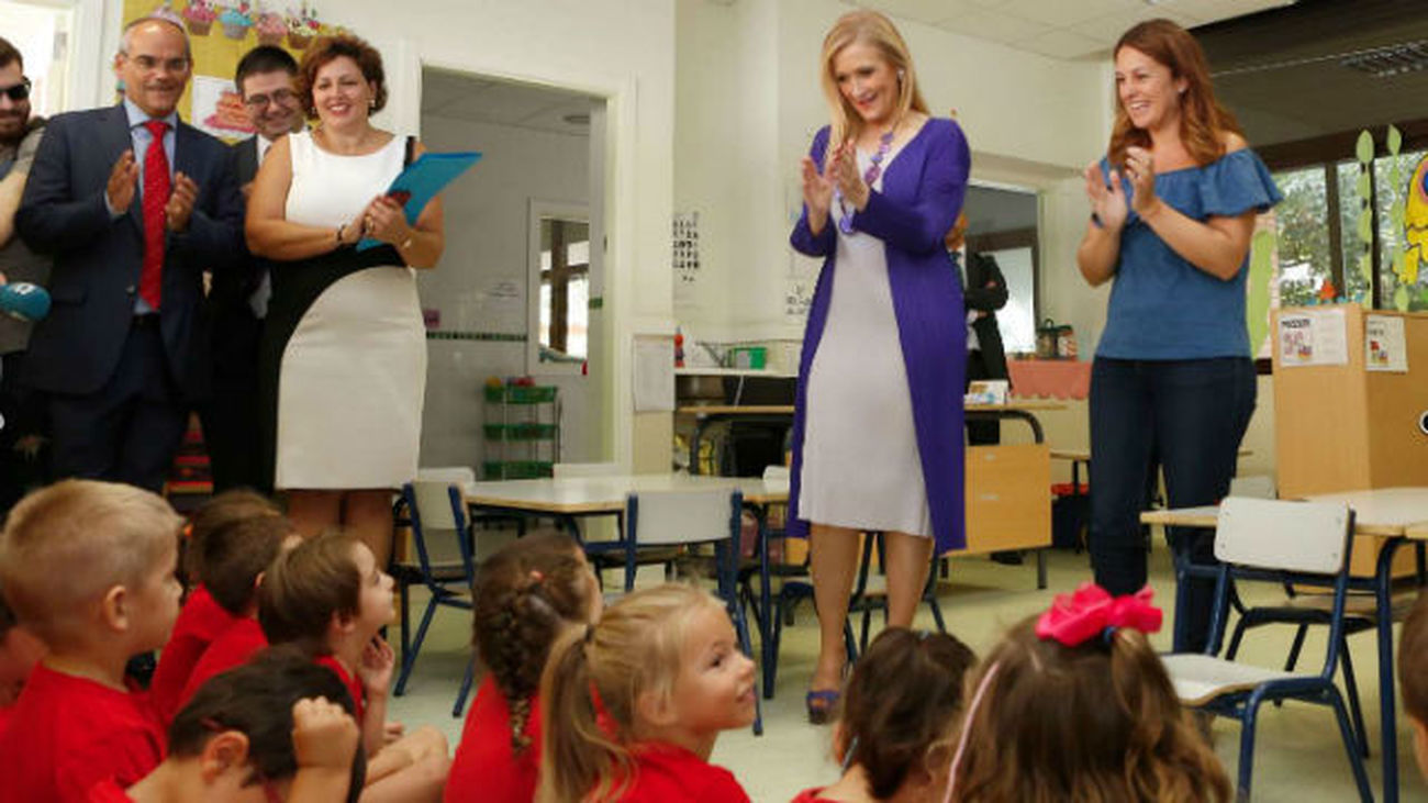 Cifuentes inicia el proceso de diálogo para alcanzar un pacto educativo