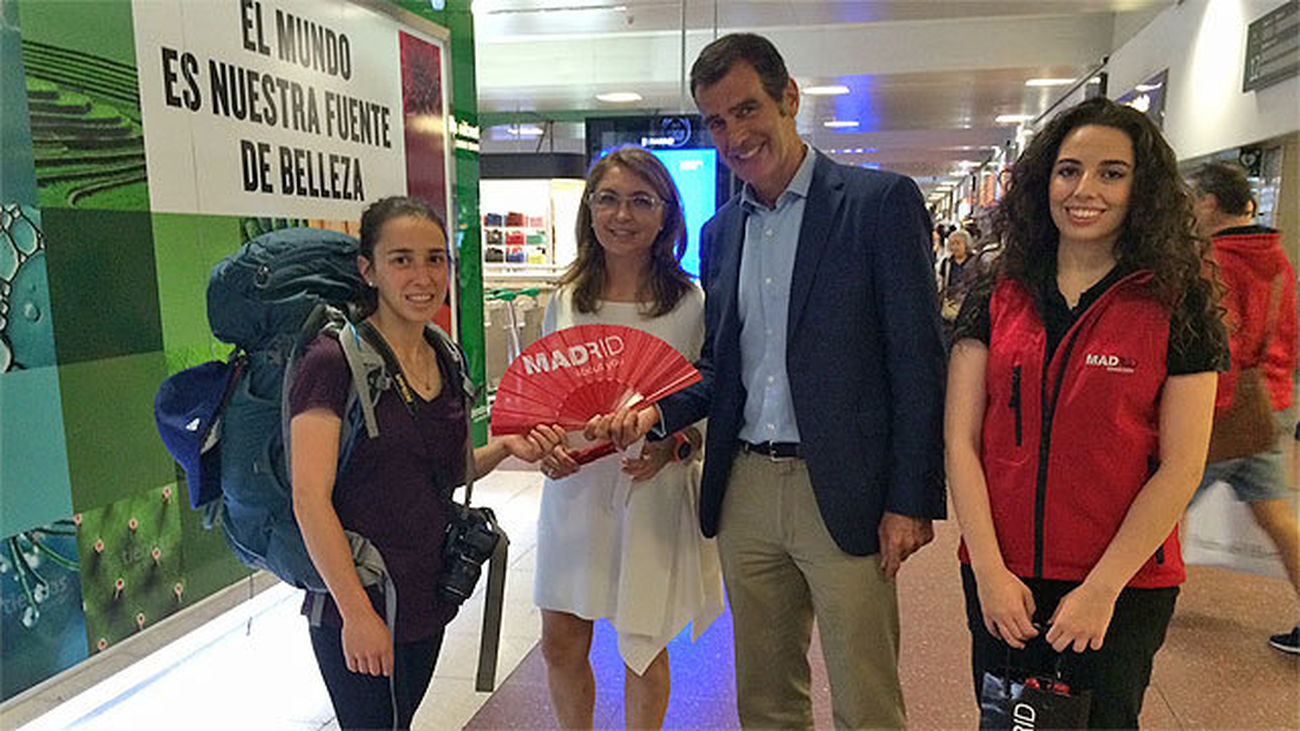 La Comunidad reparte 15.000 abanicos para promocionar  la región