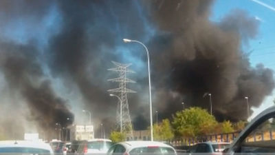Un fuego de pastos quema una casa y casi alcanza una gasolinera en Madrid