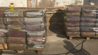 La Guardia Civil intercepta en Cartagena un velero con 15.000 kilos de hachís