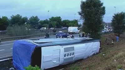 Tres heridos graves, 6 menos graves y 15 leves en el accidente de autocar en Barcelona