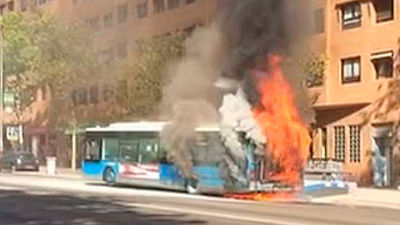 Arde un autobús de la EMT en la avenida del Mediterráneo