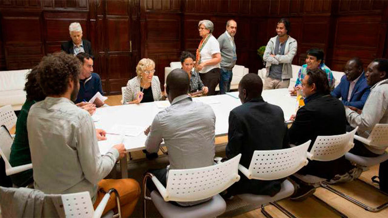 Carmena se entrevista con 'manteros'