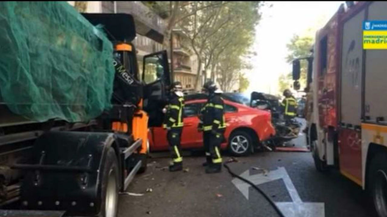 Un camión sin conductor hiere a una mujer y arrolla a 6 vehículos en Chamberí