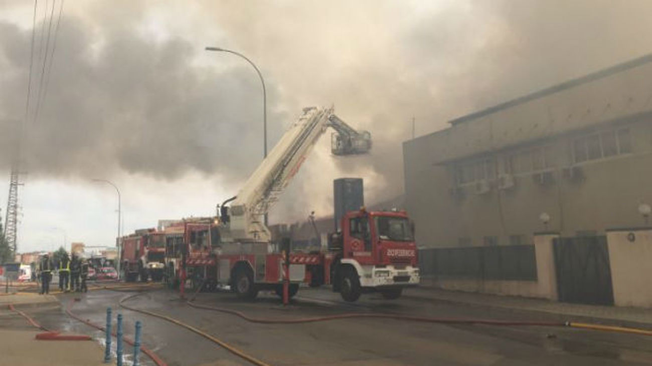 Aparatoso incendio en una nave industrial de Móstoles
