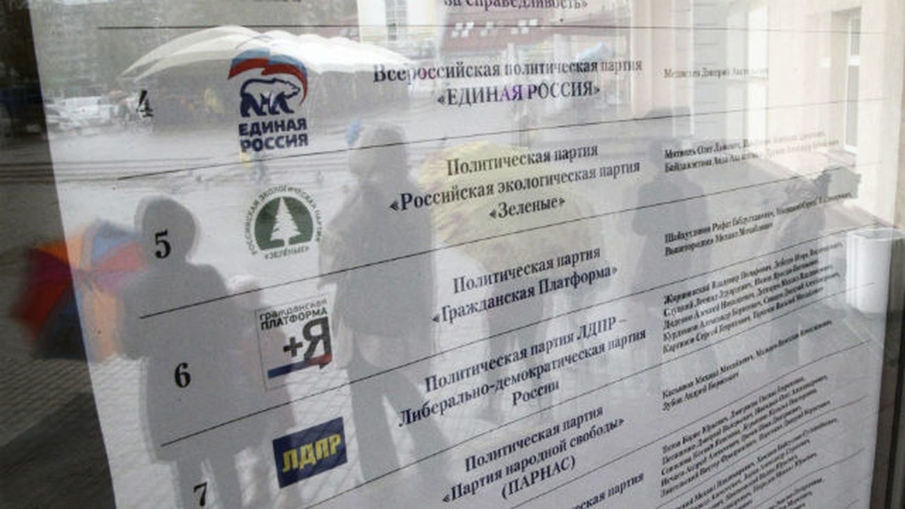 Vista de los logos de los diferentes partidos políticos en un colegio electoral en Moscú