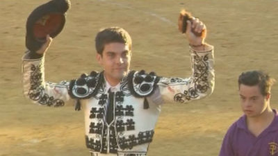 El Cordobés y Espada, un rabo en tarde de "no hay billetes" en Fuenlabrada