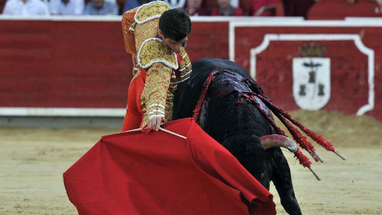 Rubén Pinar da un pase a uno de sus astados en el último festejo de la feria de la Virgen de los Llanos de Albacete