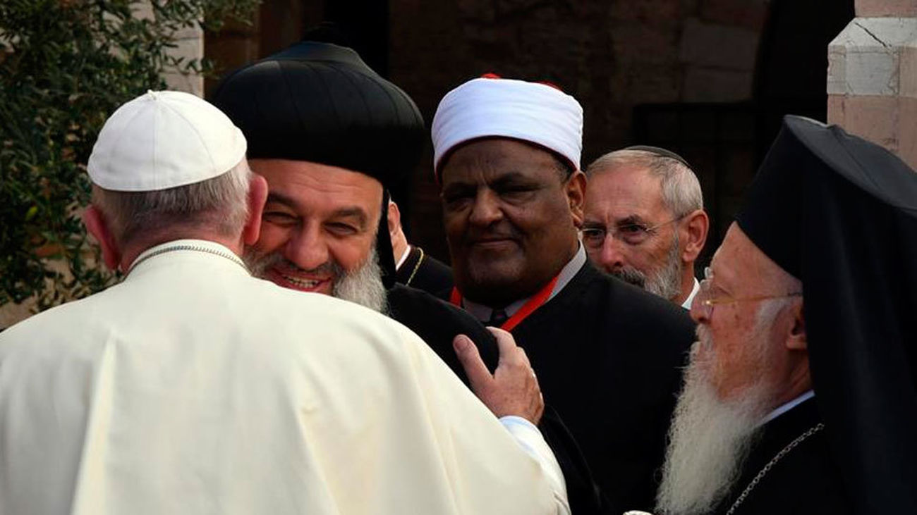 El Papa Francisco reza en Asís por la paz