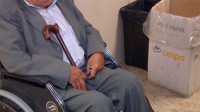 La Policía detiene en Barajas a un 'mulero' de 83 años en silla de ruedas