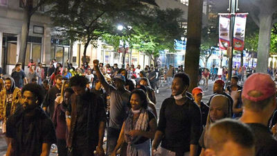 Cientos de manifestantes desafían el toque de queda en Charlotte