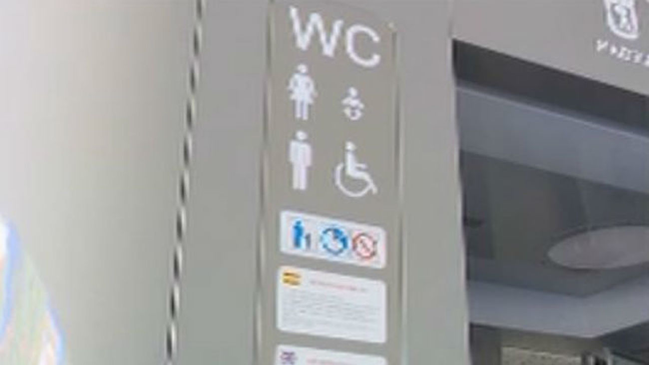 El primero de los 130 nuevos aseos del Consistorio, bajo el puente de Vallecas