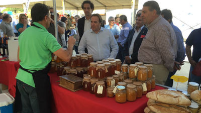 Casi 20.000 personas visitan el mercado itinerante 'La Despensa de Madrid'