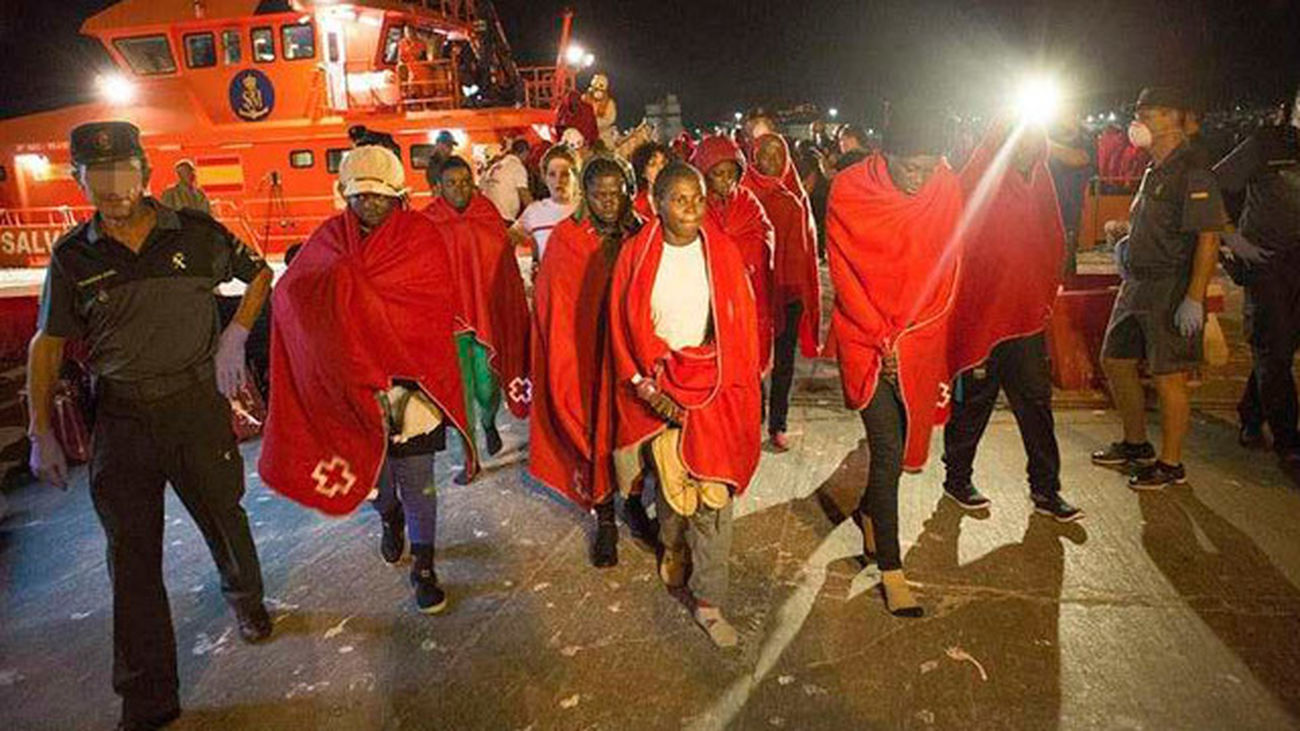 82 inmigrantes rescatados cuando viajaban a bordo de dos pateras localizadas cerca de la isla de Alborán