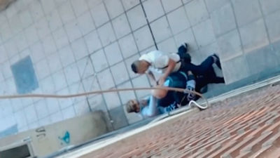 Así asaltan y roban a una persona mayor en plena calle en San Cristobal