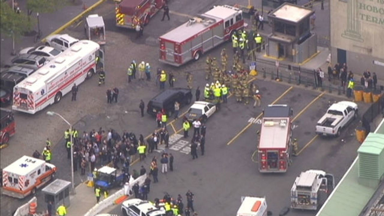 Un muerto y una decena de heridos muy graves en accidente de tren en Hoboken