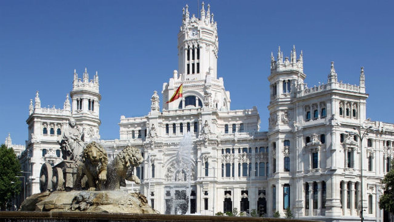 El ayuntamiento de Madrid y otros edificios emblemáticos se iluminan de verde