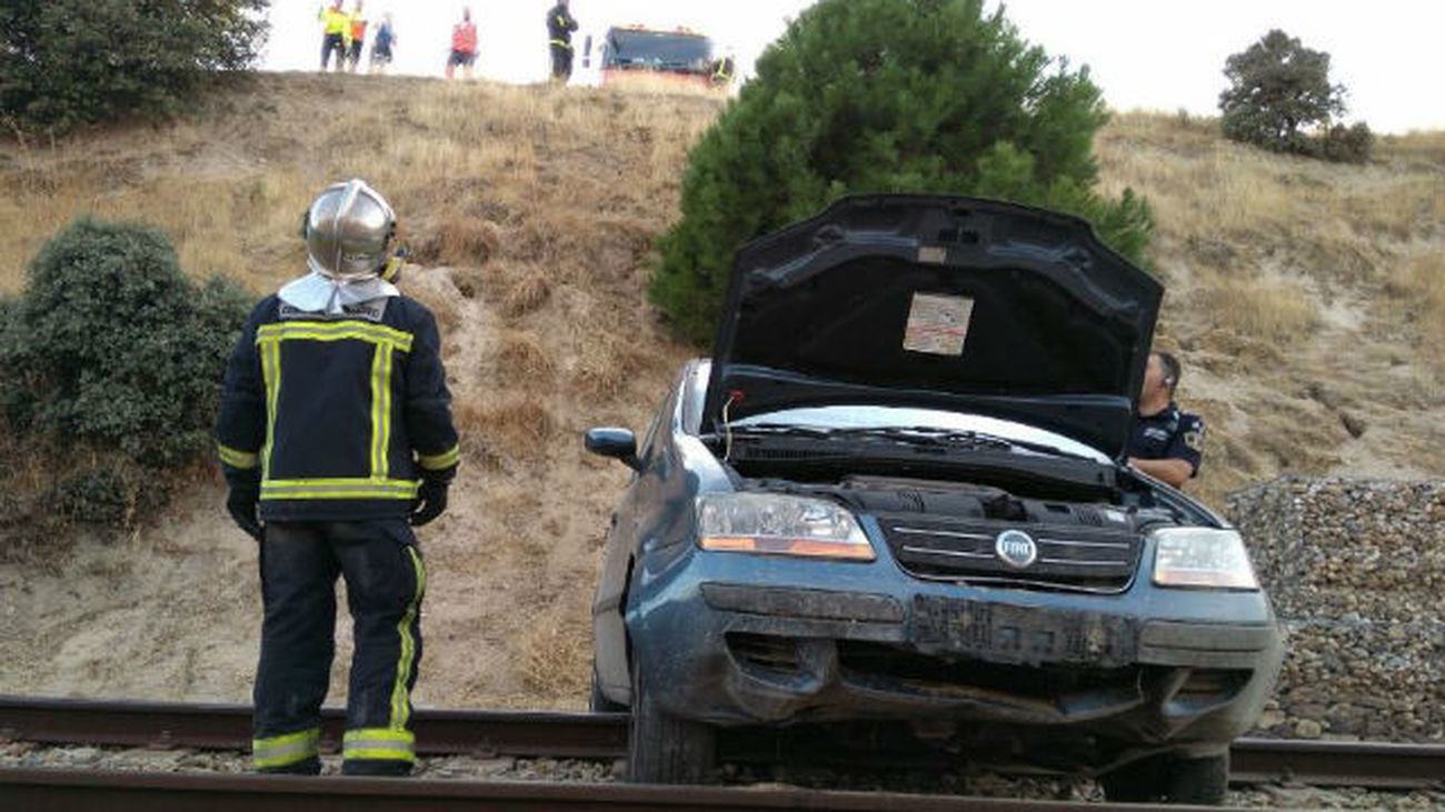 Un coche cae desde un terraplén a unas vías de tren en Las Rozas