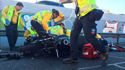 Un motorista muy grave tras chocar contra un coche averiado en la M30
