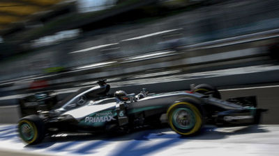 GP Malasia: Hamilton vuela para lograr la pole, Sainz, 16º