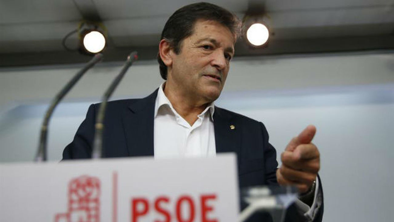 El secretario general de la FSA y jefe del Ejecutivo asturiano, Javier Fernández