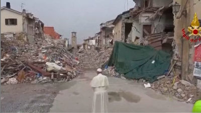 El Papa visita por sorpresa Amatrice, devastada por el terremoto