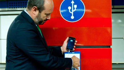 Metro instala cargadores de móviles en Moncloa y en dos trenes de la Línea 6