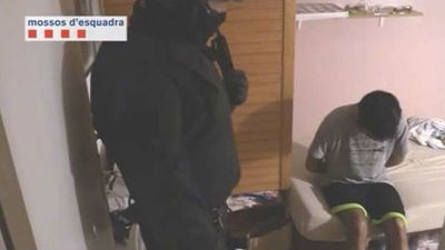 Secuestran a una mujer en El Prat para  forzar la entrega de dos menores a un clan