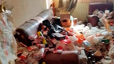 Un vecino de Vallecas con síndrome de Diógenes se niega a ser ayudado