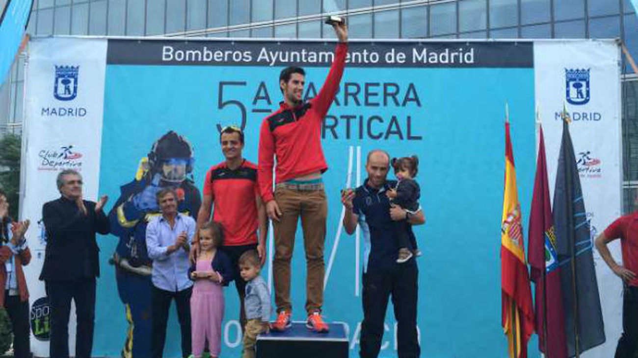 El bombero Alejandro Lozano sube 33 plantas en poco más de 5 minutos