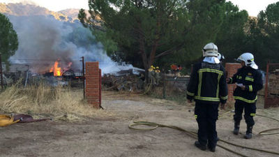 Los bomberos siguen con las tareas de refresco tras el incendio en Valdemaqueda