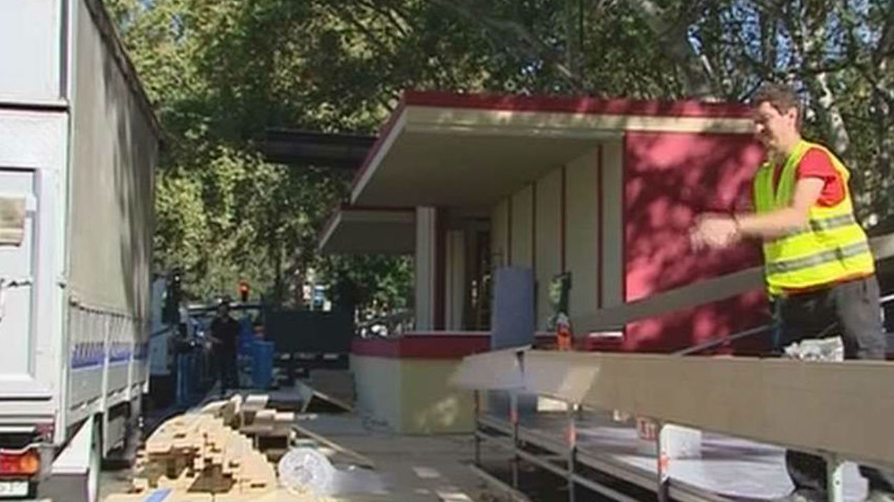 El eje de la Castellana se prepara para el desfile de la Fiesta Nacional