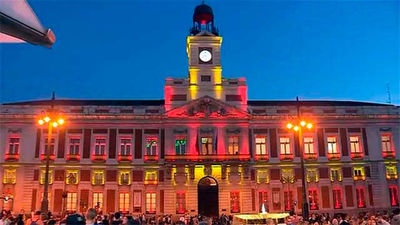 La Real Casa de Correos se ilumina de rojigualda por la Fiesta Nacional