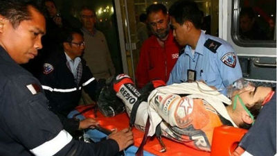 Pedrosa se rompe la clavícula en una dura caída en Motegi