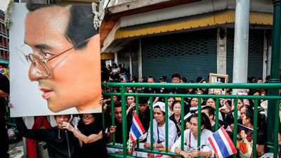 Duelo en Tailandia por la muerte del rey Bhumibol Adulyadej a los 88 años